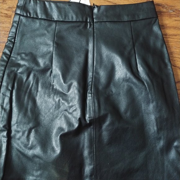 Stradivarius faux leather mini skirt - Picture 3 of 6
